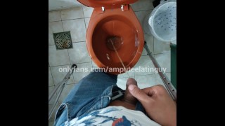 Amputado orinando - amputee boy urinating
