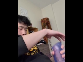 Hot Aziatische Guy Neukt Zijn Toy Met Zijn Kloppende Natte Lul