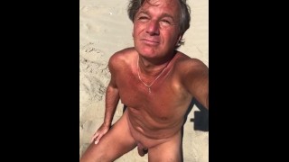 Masturbación pública puta en la playa