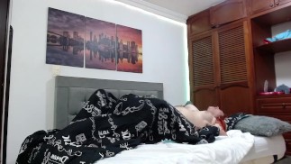 照顾房子的女士爬到我的床上并在我操她时引诱我