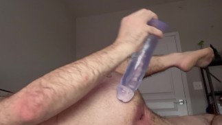 Использование фаллоимитатора соседей по комнате, пока его нет