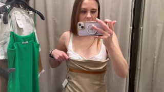 Chica loca probando públicamente trajes extravagantes en el vestidor