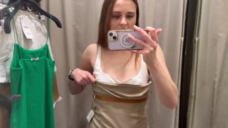 Verrücktes Mädchen Probiert Öffentlich Extravagante Outfits In Der Umkleidekabine An TAn T