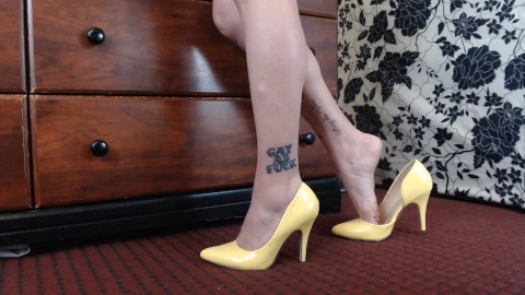Talons jaunes brevetés Jambes tatouées sexy taquiner