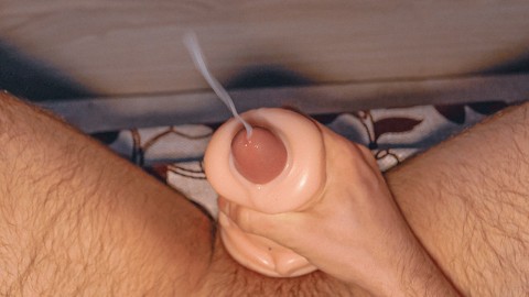 Deze man houdt ervan om op zijn lul te spugen en speeksel te gebruiken in plaats van glijmiddel. Luid orgasme met een rubberen vagina.