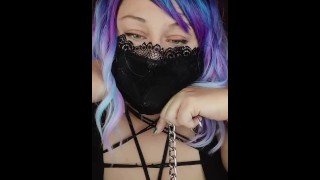 Хочешь поиграть со своей горячей мамочкой Alt Goth? Стоит ли продолжать?