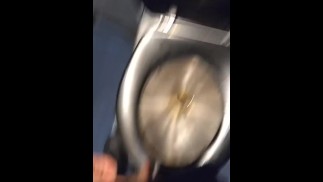 再次在火车厕所里撒尿
