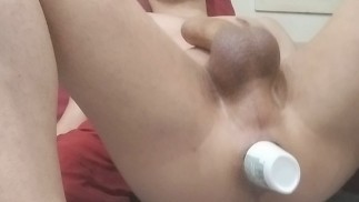 Me he metido el desodorante por el culo y ahora me hago una paja con el ano abierto