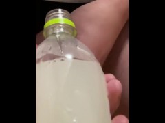ペットボトルを精液で満たしてみた - Screenshot 16 of 16 - Cumshot