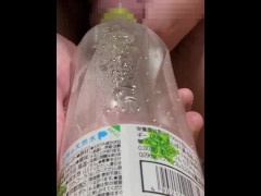 ペットボトルを精液で満たしてみた - Screenshot 2 of 16 - Big Cumshot