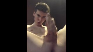 Hot joven Guy masturbando polla monstruosa sin cortar