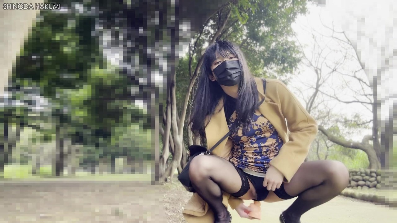 HA32穿着骚旗袍黑丝，露出自慰不断潮吹，最后满地精液跟淫水！