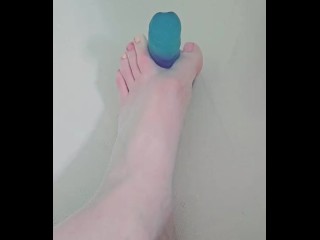 お風呂で私のcuteの小さな塗装されたつま先の間の青いディル