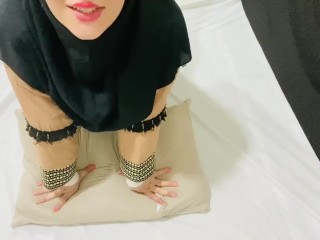 دختر دانشجو ایرانی اومده خونم میگه تشنه ی اب کیرتم باید منو بکنیپار کردم جنده پر از حرفای سکسی