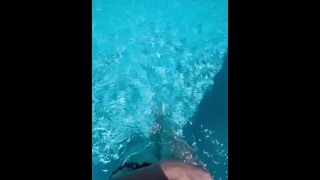 Deslizando minha bunda de biquíni na piscina, buceta raspada