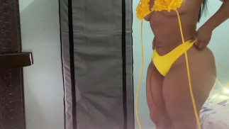 большая толстушка мачеха что-то запихнула в