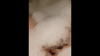 Киска играет в ванне до оргазма