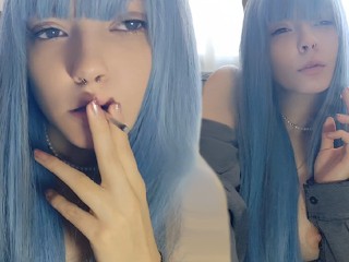 Симпатичная альтернативная девушка курит со своими маленькими сиськами наружу (полное видео на моих 0nlyfans/Manyvids)