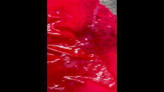 Rotes Seidenhöschen mit erstaunlichem Sperma