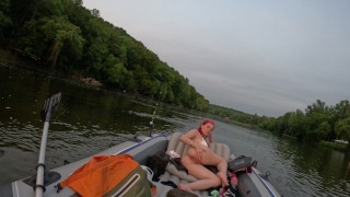 Creampied me na Lake em nosso barco