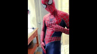 homem-aranha se masturbando em seu novo terno 💦