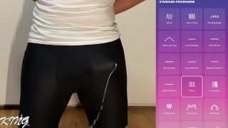 Énorme sperme mains libres dans un pantalon serré