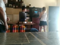 Mujer muestra su coño al miron del técnico de Internet y la atrapa follando y chorreando semen.