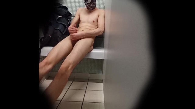 公共のロッカーで自慰行為をしているのを見たうめき声のイケメン - Pornhub Gay