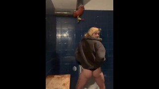 Cute blonde alt pisse dans l’urinoir public