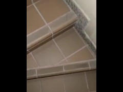 مسكت جارتي شرموطة بدرج عم تنظف وطيزها كان بجنن😍ما ستحملت قلعت البنطلون والوضع ولع🔥 - Screenshot 1 of 16 - Arab