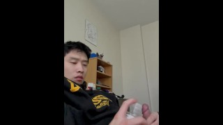 Cute asiático Guy frotando su Lubed polla palpitante