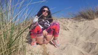Meisje pist op het strand