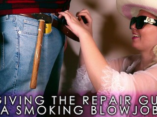 Giving Al Reparador Una Mamada Fumando
