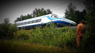 Encuentro y exhibición de polla con tren de alta velocidad.