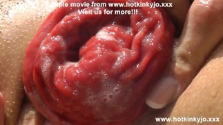 Hotkinkyjo im gestreiften Kleid fickt riesigen Dildo von mrhankey & Prolaps am schwarzen Felsenstrand