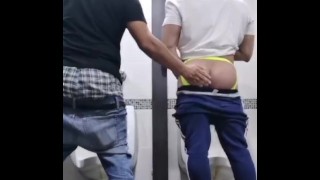 Aleolatinoxxx 엉덩이를 보여주는 공중 화장실 순항