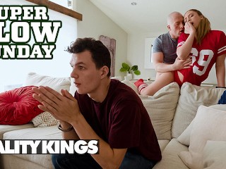 REALITY KINGS - É Tão Difícil Para Lucy Doll Permanecer Leal Ao Namorado Dela Quando Ele Está Assistindo Ao Super Bowl