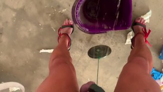 Сийси в целомудрии с шариковыми гирями вынужден использовать ведро в качестве туалета в своем свинарнике ангел Скарлетт черный