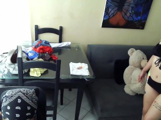 Горячая татуированная латинка с красивыми сиськами исполняет сексуальный танец для своего парня