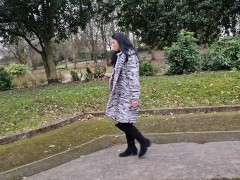Exposing pussy in public and pissing
