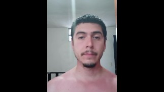 英俊的裸体男人需要帮助将芦荟涂抹在他美丽的身体上