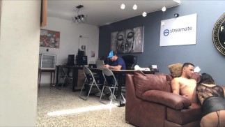 секретарша трахается с сотрудником в офисе со своим начальником