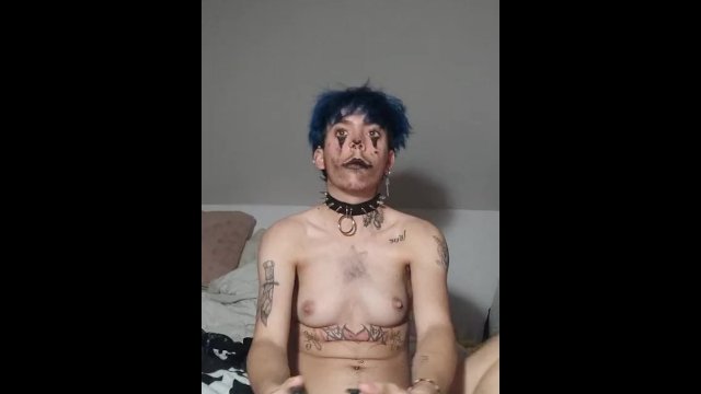 Homme trans maquillé en clown se masturbe