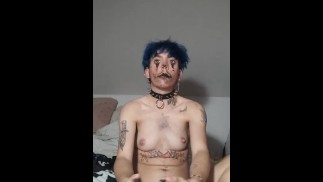 Homme trans maquillé en clown se masturbe