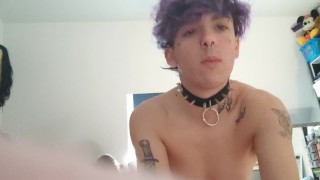 Trans man masturbeert met een rood licht