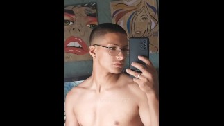 Hermoso Latino Masturbandose y termina Eyaculando