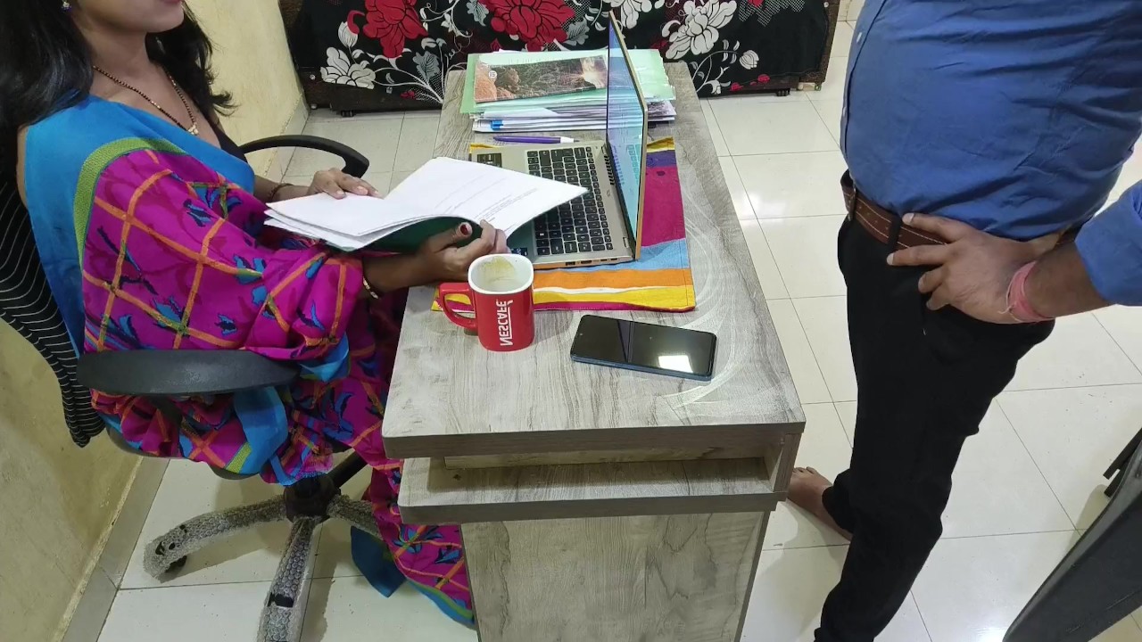 Hot Desi bhabhi fucked in office by office employe