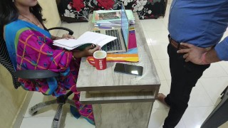 Hot Indiase bhabhi geneukt kantoor door kantoorwerkster