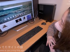 【ネカフェ/大量中出し】中出しした後も連続高速バック!! ネカフェの密室で寝取られる美人妻さん♪ AVを見ながら同じ動きでする騎乗位がエロすぎる♡　個人撮影 素人 ハメ撮り 人妻 NTR 中出し 変態 - Screenshot 2 of 16 - 人妻