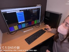 【ネカフェ/大量中出し】中出しした後も連続高速バック!! ネカフェの密室で寝取られる美人妻さん♪ AVを見ながら同じ動きでする騎乗位がエロすぎる♡　個人撮影 素人 ハメ撮り 人妻 NTR 中出し 変態 - Screenshot 4 of 16 - ハメ撮り